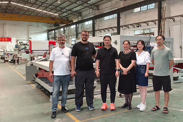 A Turkish customer visited our company to inspect the 1500mm shearing line.